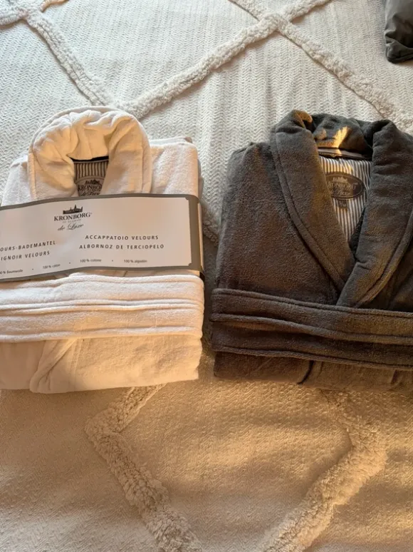 2 Bademantel weiß/ Grau gr. S/M neu