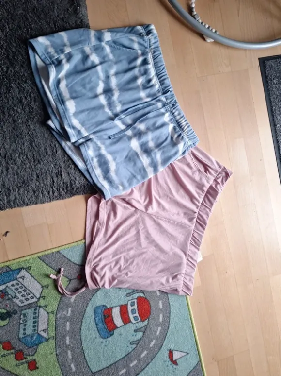 2 Kurze Hosen rosa und Batik optik