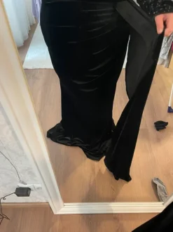Abendkleid mit samt und Pailletten