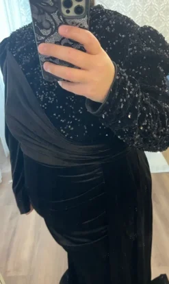 Abendkleid mit samt und Pailletten