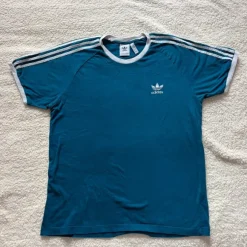 Adidas Men’s classic adicolor 3 stripes t-shirt / size : Xl / light blue color