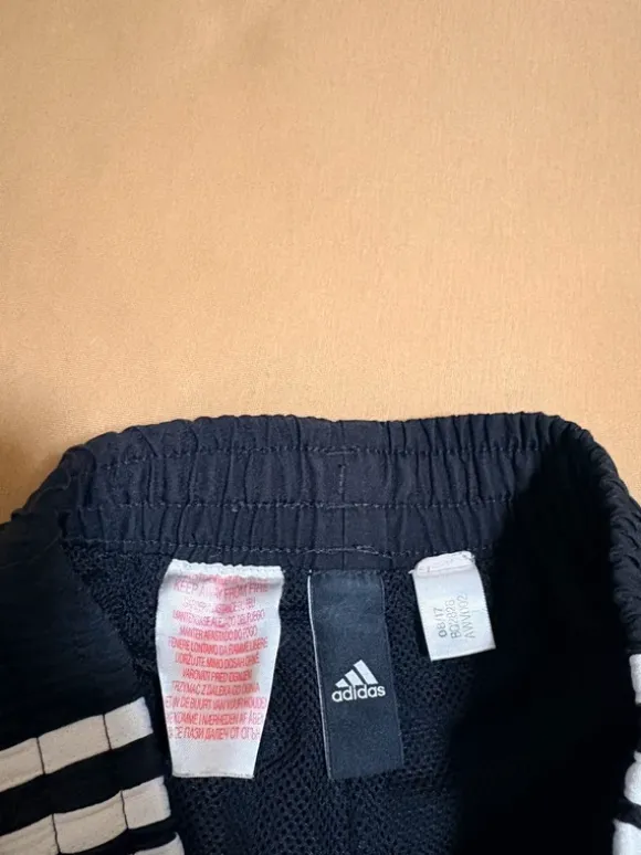 Adidas Sportshorts – Schwarz und Weiß