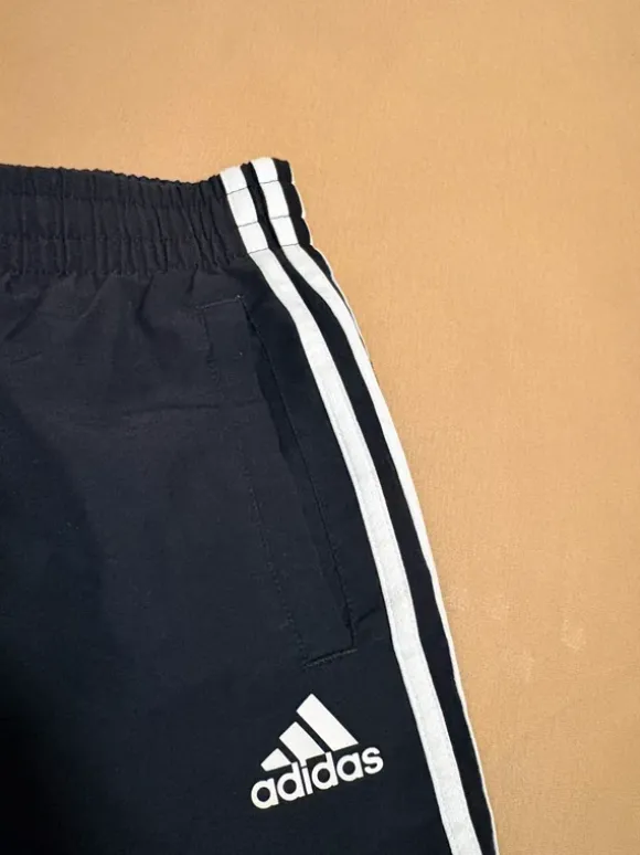 Adidas Sportshorts – Schwarz und Weiß