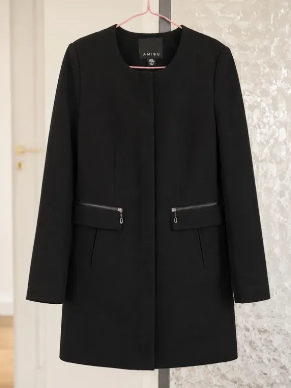AMISU black collarless longline blazer.