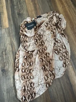 Asymmetrischer Rock Schlangen Muster