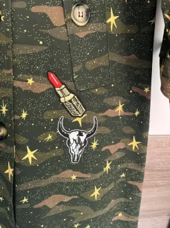 Außergewöhnlicher Trenchcoat mit besonderen Details