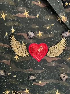 Außergewöhnlicher Trenchcoat mit besonderen Details