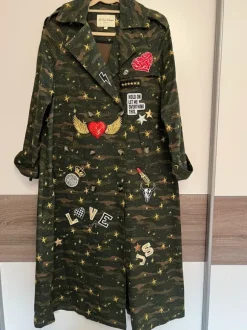 Außergewöhnlicher Trenchcoat mit besonderen Details