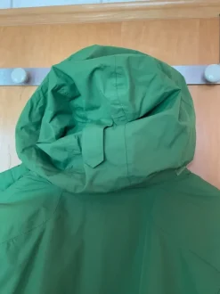 Auffällige grasgrüne Regenjacke Maier Sports