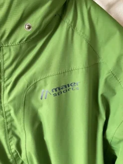 Auffällige grasgrüne Regenjacke Maier Sports