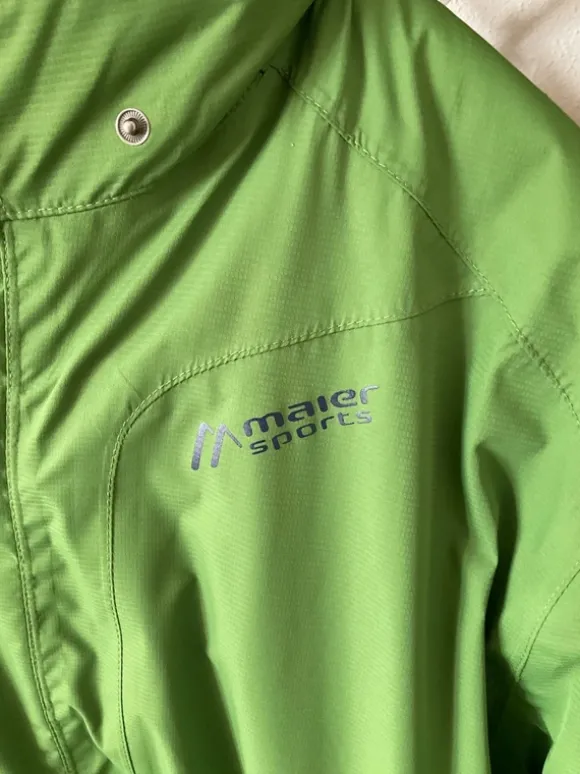 Auffällige grasgrüne Regenjacke Maier Sports