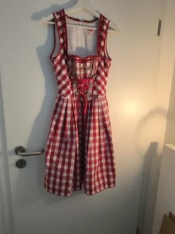 Aufwendig gearbeitetes Dirndl in rot kariert mit zwei Schürzen