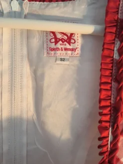 Aufwendig gearbeitetes Dirndl in rot kariert mit zwei Schürzen
