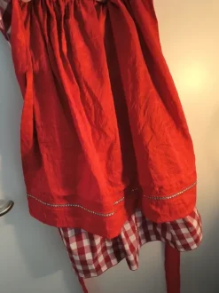 Aufwendig gearbeitetes Dirndl in rot kariert mit zwei Schürzen
