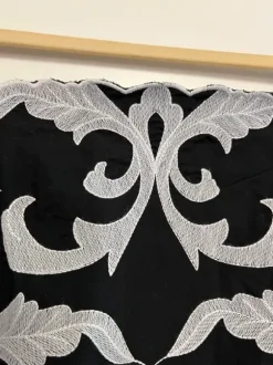 Aufwändig besticktes Mini-Kleid von H&M