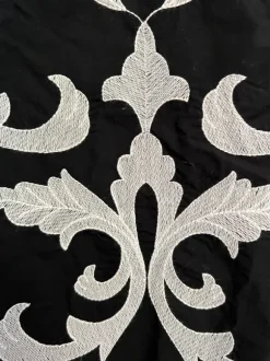 Aufwändig besticktes Mini-Kleid von H&M