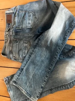 Ausgewaschene flared Jeans