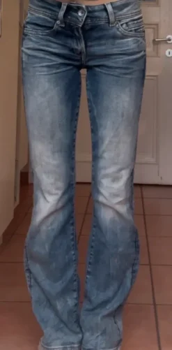 Ausgewaschene flared Jeans