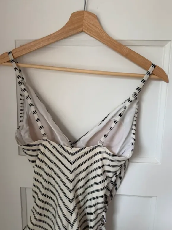 Badeanzug weiß schwarz gestreift shaping Effekt