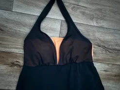 Badekleid in schwarz-orange mit Mesh