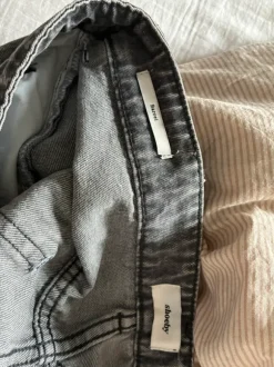 Barrel fit jeans met studs Shoeby