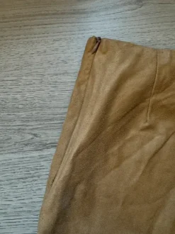 Beigefarbener Midirock in Wildlederoptik