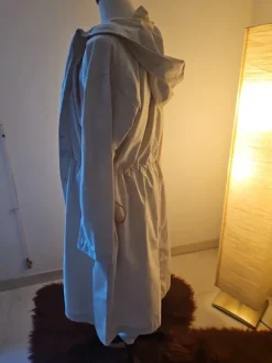 beigen Damen-Regenmantel bzw. Parka mit Kapuze und Taillenzug.