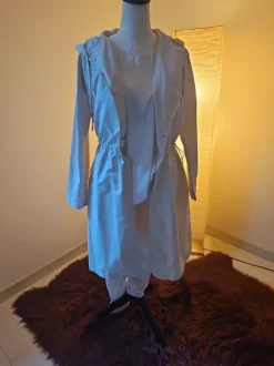 beigen Damen-Regenmantel bzw. Parka mit Kapuze und Taillenzug.