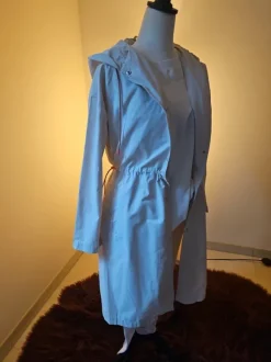 beigen Damen-Regenmantel bzw. Parka mit Kapuze und Taillenzug.