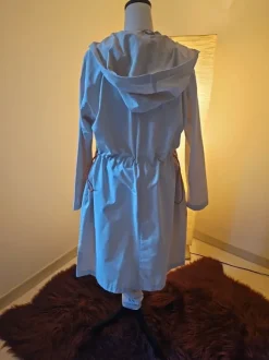 beigen Damen-Regenmantel bzw. Parka mit Kapuze und Taillenzug.