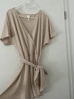 Beiger Jumpsuit mit Bindegürtel M
