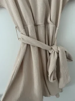 Beiger Jumpsuit mit Bindegürtel M