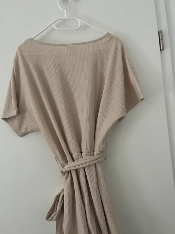 Beiger Jumpsuit mit Bindegürtel M