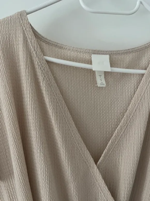 Beiger Jumpsuit mit Bindegürtel M