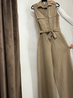 Beiger Jumpsuit mit Bindegürtel