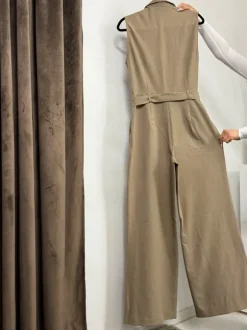 Beiger Jumpsuit mit Bindegürtel