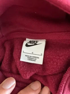 Bequemer Nike Hoodie mit aufgesticktem Swoosh