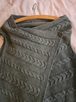 Übergangsstrickjacke ärmelos