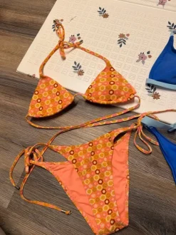 Bikinis blau und orange