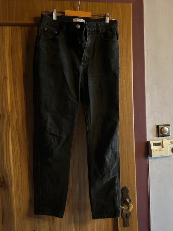 black mum jeans