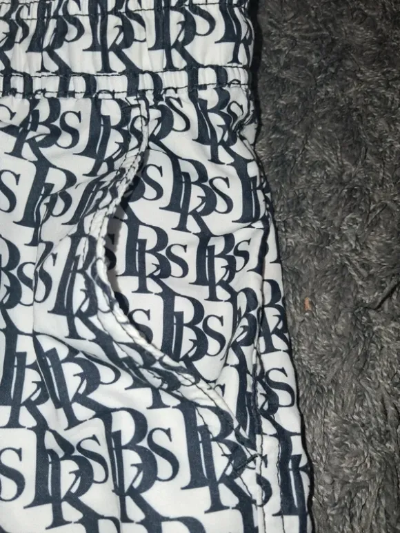 Black Quad weiße Badeshort mit schwarzen Schriftzügen