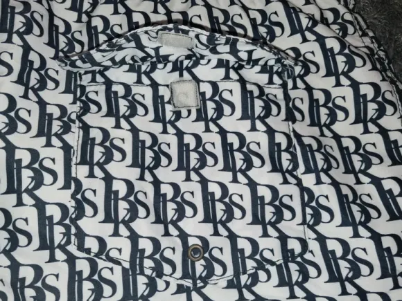 Black Quad weiße Badeshort mit schwarzen Schriftzügen
