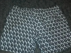Black Quad weiße Badeshort mit schwarzen Schriftzügen