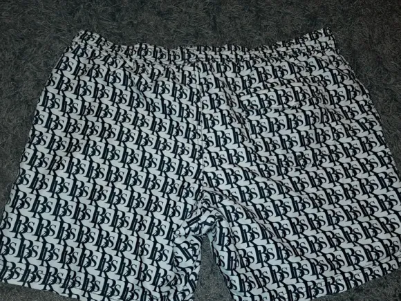 Black Quad weiße Badeshort mit schwarzen Schriftzügen