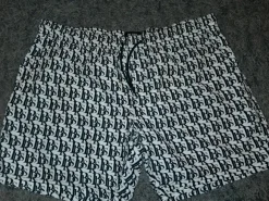 Black Quad weiße Badeshort mit schwarzen Schriftzügen