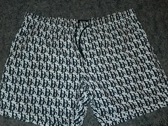 Black Quad weiße Badeshort mit schwarzen Schriftzügen