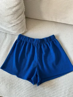 Blaue Shorts