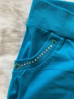 blaue stoff shorts mit steinen