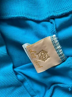 blaue stoff shorts mit steinen