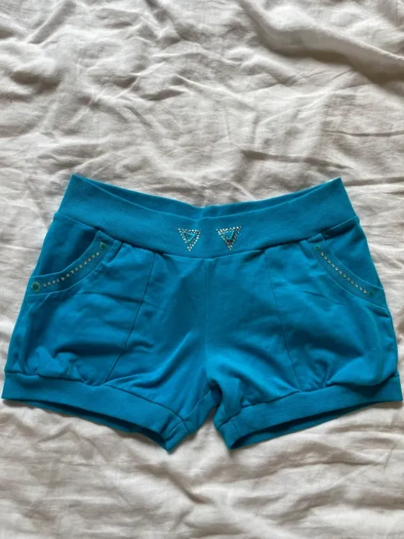 blaue stoff shorts mit steinen